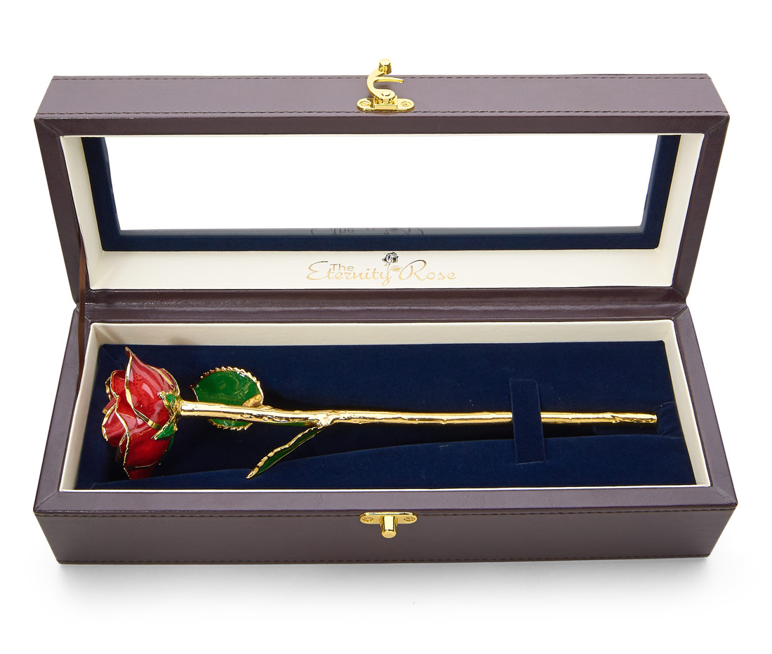 LACKIERTE ROTE ROSE MIT OFFENER KNOSPE. LEDERTASCHE MIT FENSTER
